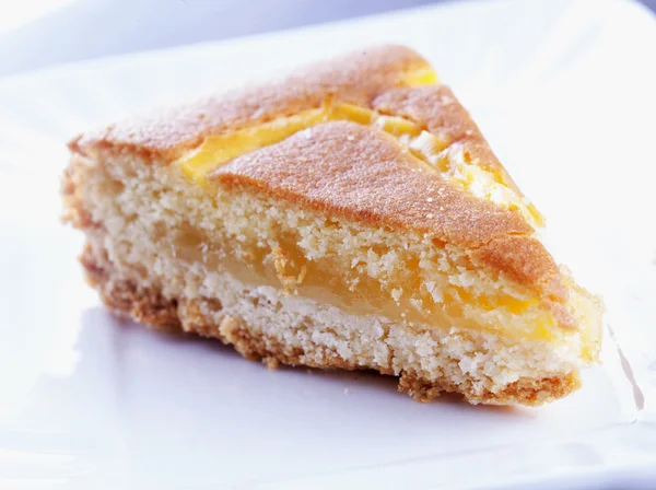 Лимонный торт над белой тарелкой — стоковое фото