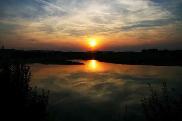 Solnedgång på floden — Stockfoto