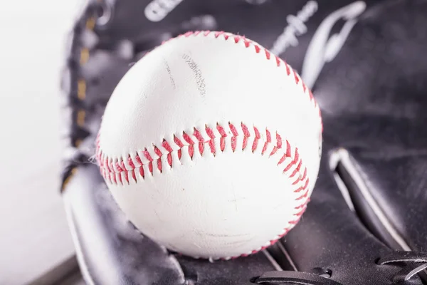 Baseball in guanto — Foto Stock