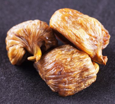 Siyah üzerine kuru incir