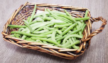 Ahşap tepsi yeşil fasulye