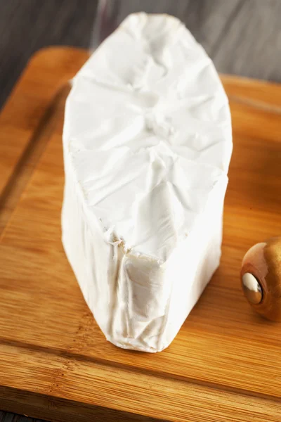 Queso Brie sobre bandeja de madera —  Fotos de Stock