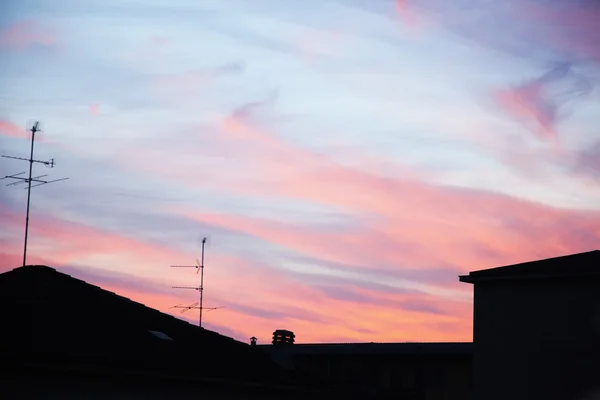 屋根の上に沈む夕日 — ストック写真