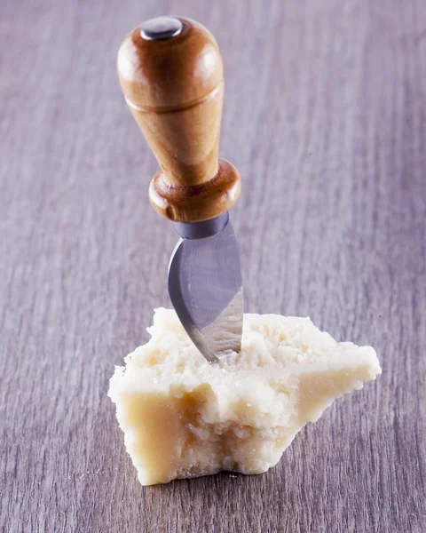 Queijo Grana sobre mesa — Fotografia de Stock