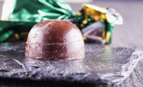 Chocolate emisférico sobre pedra — Fotografia de Stock