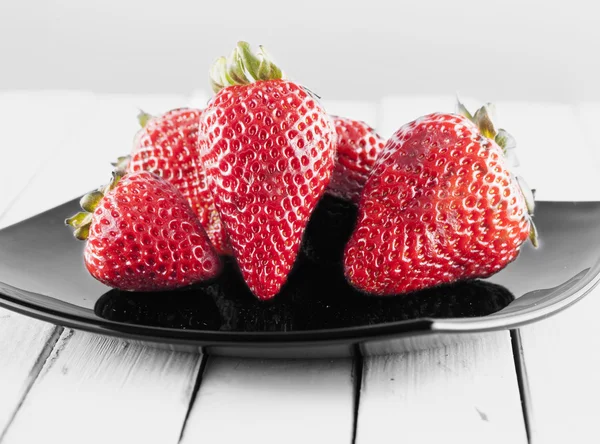 Erdbeeren auf schwarzem Teller — Stockfoto