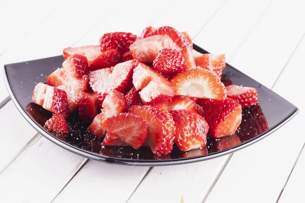 Erdbeeren auf schwarzem Teller — Stockfoto