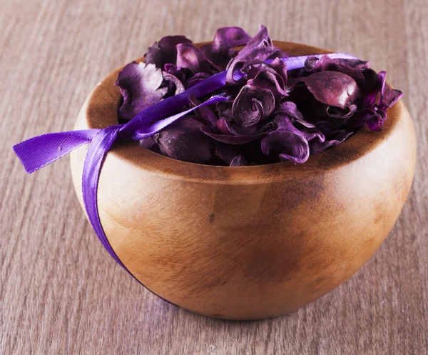 Pot Pourri in een houten kom — Stockfoto