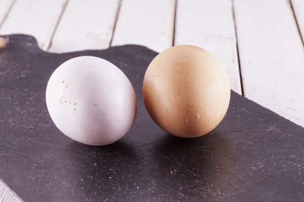 Eieren over zwarte steen — Stockfoto