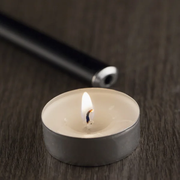 Encender la vela sobre la mesa — Foto de Stock