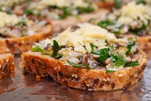 Szendvicsek, gombával, sajttal, a teljes kiőrlésű kenyér Stock Kép