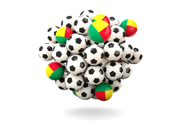 Pilha de bolas de futebol com bandeira de benin — Fotografia de Stock