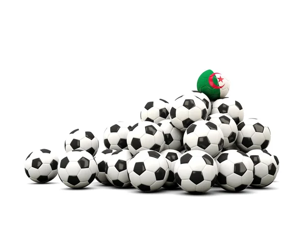 Högen av bollar fotboll med flagga Algeriet — Stockfoto