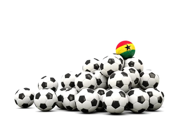 Mucchio di palloni da calcio con bandiera del ghana — Foto Stock