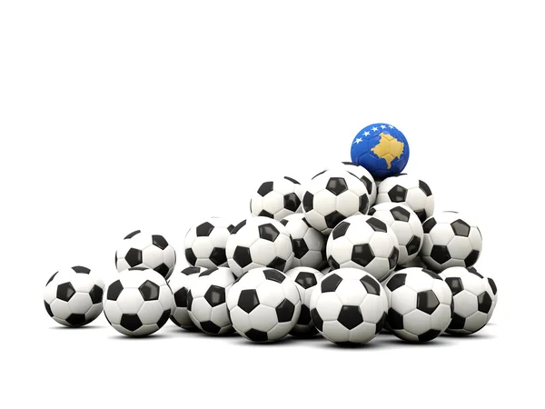 Pile de ballons de football avec drapeau de kosovo — Photo