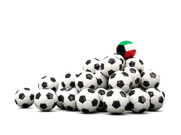 Mucchio di palloni da calcio con bandiera di kuwait — Foto Stock