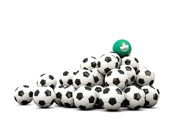 Futball-labdák halom a Makaó zászlaja — Stock Fotó