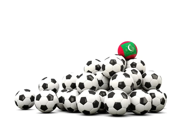 Mucchio di palloni da calcio con bandiera delle maldive — Foto Stock