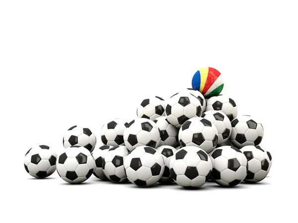 Pile de ballons de football avec drapeau des Seychelles — Photo