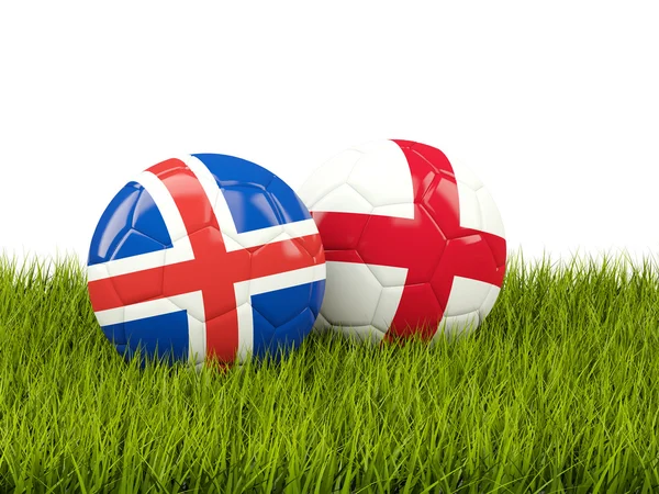 Islandia e Inglaterra pelotas de fútbol sobre hierba — Foto de Stock