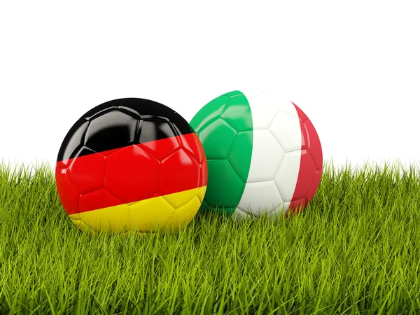 Italia e Germania palloni da calcio sull'erba — Foto Stock