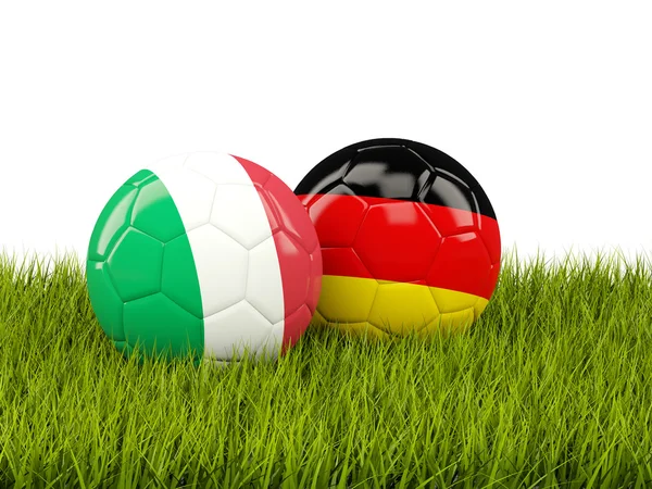 Italien und Deutschland Fußballbälle auf Gras — Stockfoto