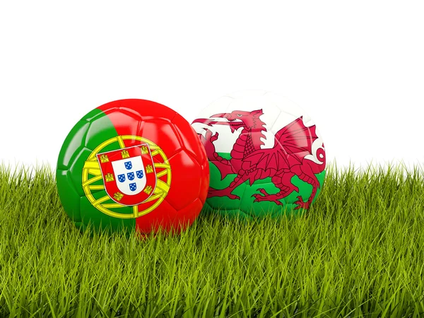 Μπάλες ποδοσφαίρου Ουαλίας και της Πορτογαλίας στο γρασίδι — Φωτογραφία Αρχείου