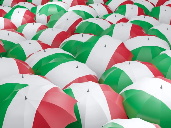 イタリアの国旗とパラソル — ストック写真