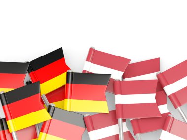 Almanya ve üzerinde beyaz izole Letonya bayrakları