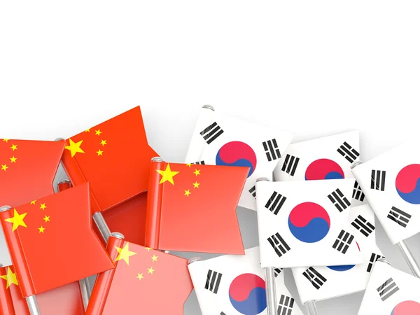 Bandiere della Cina e della Corea del Sud isolate su bianco — Foto Stock