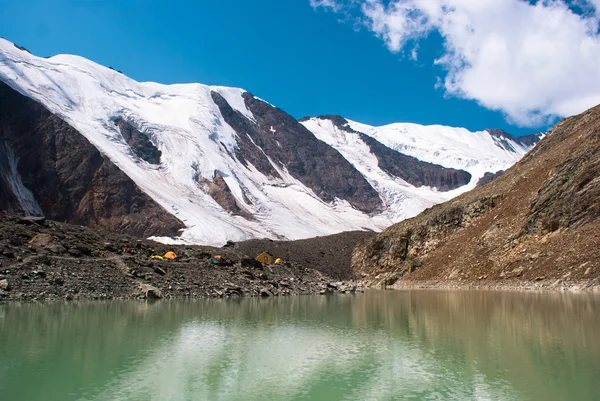 Lago Esmeralda con picos de nieve blanca — Foto de Stock