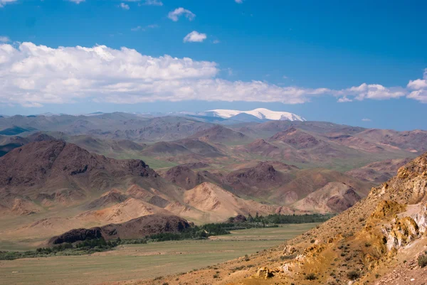 Grandes colinas en el valle . — Foto de Stock