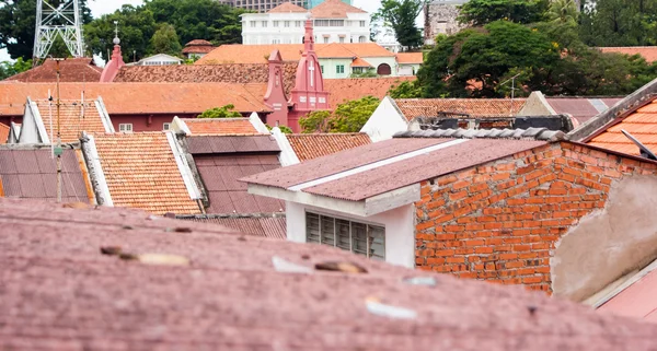 Toits de tuiles rouges de la vieille ville de Melaka — Photo