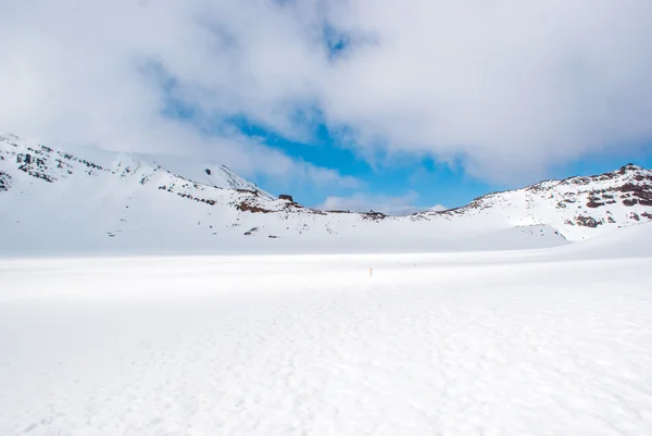 Montanhas brancas de neve no parque nacional de tongariro — Fotografia de Stock