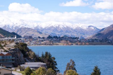 Mavi Göl orman ve kar ile kaplı dağlar