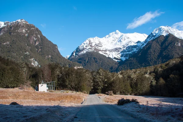 Hóval borított hegyek Routeburn pályán, Új-Zéland — Stock Fotó