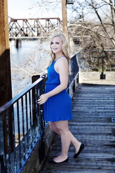Блондинка на улице в голубом платье — стоковое фото