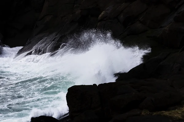 Pevně Shot vln na lávové kameny Depoe Bay Oregon — Stock fotografie
