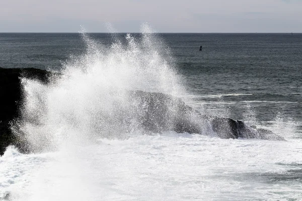 Salpicaduras de onda contra Lava Rock Depoe Bay Oregon — Foto de Stock