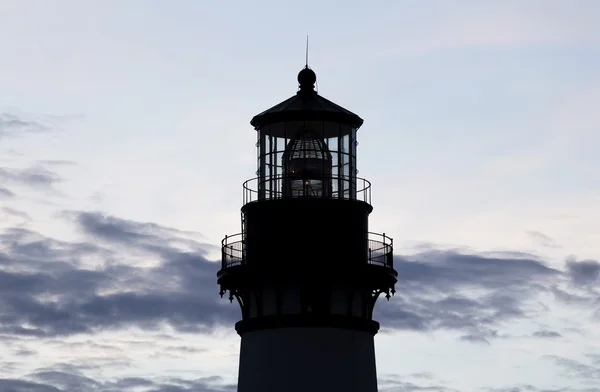 Silueta del faro de Yaquina Bay contra el cielo nublado — Foto de Stock