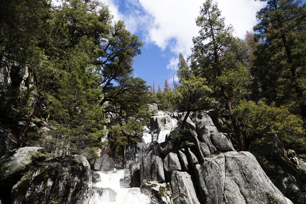 Cachoeira ao longo Chilnualna Trail Parque Nacional de Yosemite Californ — Fotografia de Stock