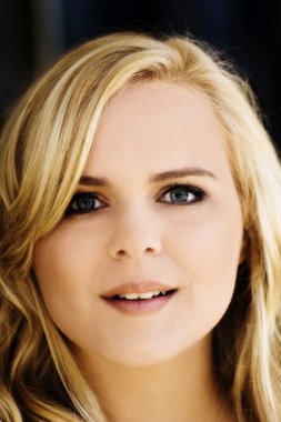 Açık portre çekici beyaz sarışın kadın yuvarlak yüz