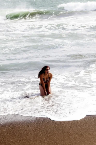 Mujer arrodillada en Surf Rodeo Beach Marin California — Foto de Stock