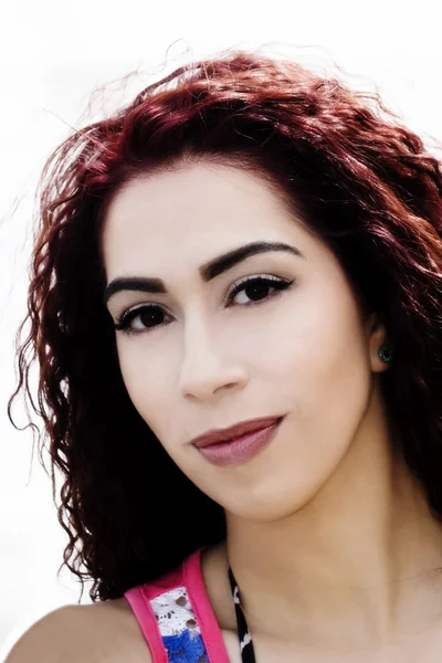 Attraktive junge Latina Frau im Freien Porträt subtiles Lächeln — Stockfoto