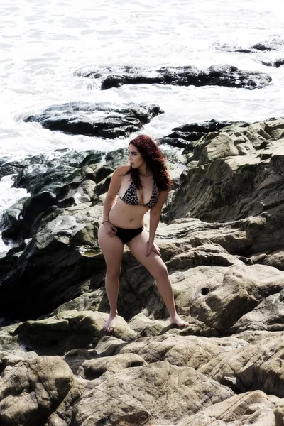 Latina vrouw stond op rotsen In Bikini met Water — Stockfoto
