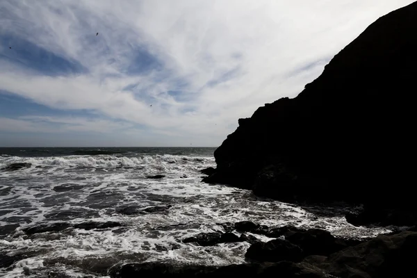 Ocean Waves Blue Sky White Clouds And Silhouetted Shore — Stock Photo, Image