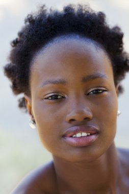 Açık portre genç Afro-Amerikan genç kız