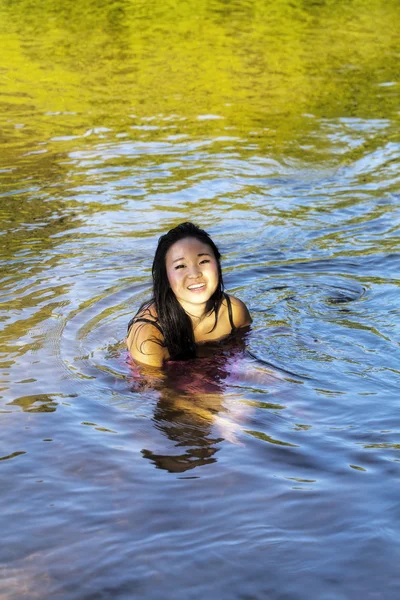 Nehir elbise gülümseyerek oturan genç Japon kadın — Stok fotoğraf