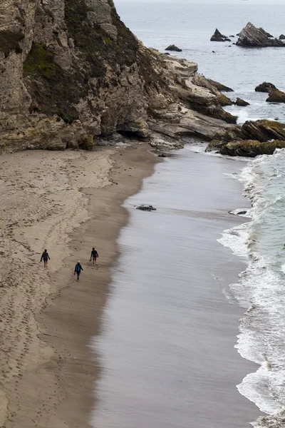 Three Women Walking Bare Foot On Beach — Stock Photo, Image