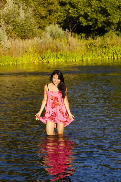 Красиві японської жінку, що стояли в річці відбиття — стокове фото